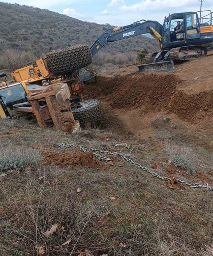 Tokat'ta uçuruma yuvarlanan traktörü kurtarmaya giden kepçe de devrildi