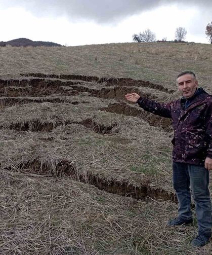 Tokat'ta yağış sonrası heyelan tarlayı kullanılamaz hale getirdi