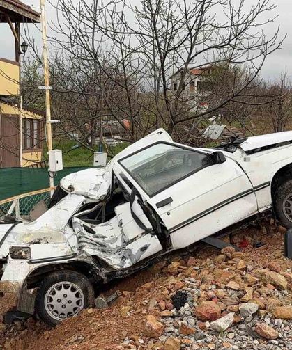 Elektrik direğine çarpan otomobil hurdaya döndü