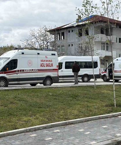 Erbaa'da öğrenci servisi ile otomobil çarpıştı: 10 öğrenci yaralandı