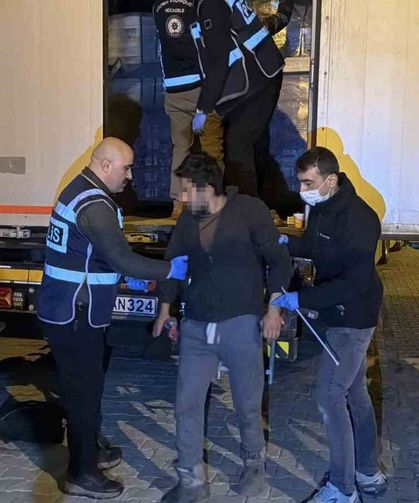 Hurma ve fıstık yağı yüklü tırda 18 kaçak göçmen yakalandı