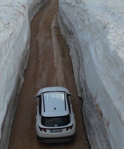 Kar duvarları arasında kalan yol görenleri hayrete düşürdü