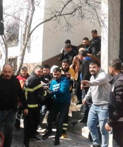 Komşusunu kurtarmak isterken yangının ortasında kaldı