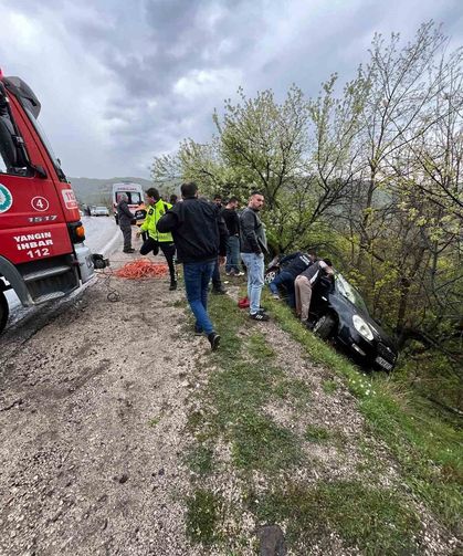 Kontrolden çıkan otomobil şarampole savruldu: 2 yaralı
