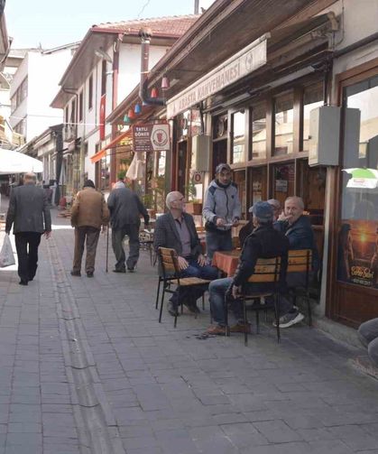 Ölen müşterilerinin hatıralarını kıraathanenin duvarında yaşatıyor