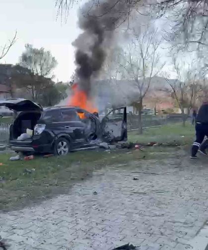 Tokat'ta ağaca çarpan cip yandı: 1 ölü, 2 yaralı