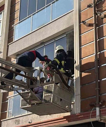 Tokat'ta apartman dairesinde yangın: Dumandan etkilenen anne ve çocukları balkondan tahliye edildi