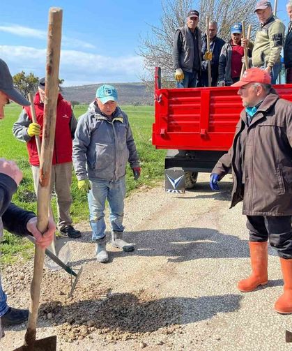Tokat'ta köy halkı el ele vererek 5 kilometrelik yolu yeniledi