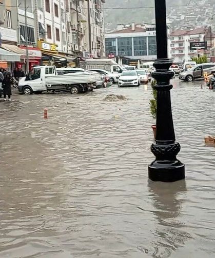 Tokat'ta sağanak yağış yolları göle çevirdi