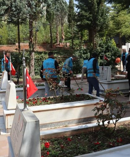 Yükümlülerden şehitliğe örnek davranış