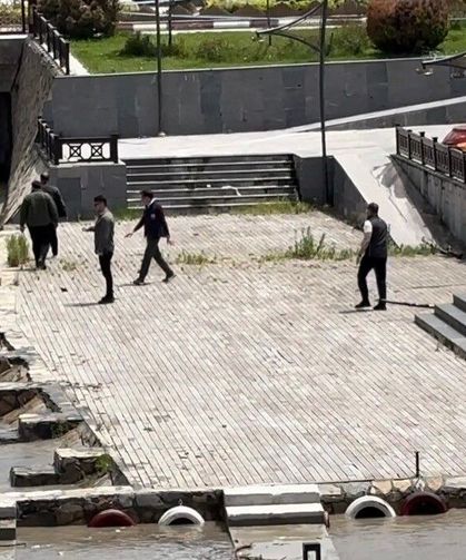 Başkan Yazıcıoğlu akıntıyla gelen ağaç parçalarını kendi elleriyle topladı