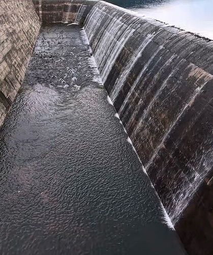 Dolusavaktan taşan su dron ile görüntülendi
