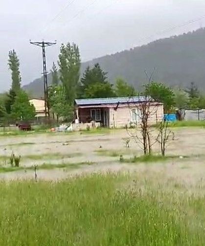 Kelkitçayı taştı, köyler ve tarım arazileri sular altında kaldı