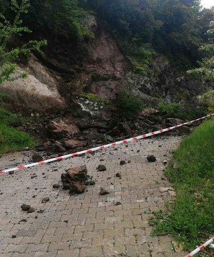 Niksar'da sağanak nedeniyle kaya parçaları yola düştü