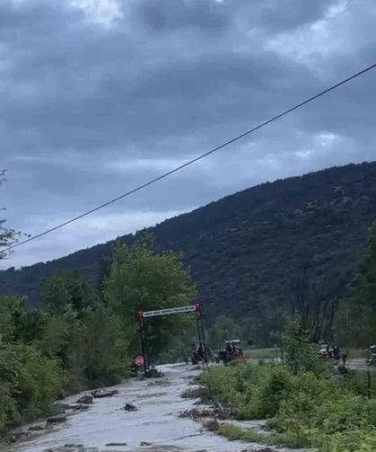 Niksar'da sel alarmı: Dereler taştı, araziler suya gömüldü