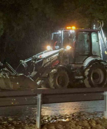 Tokat-Sivas kara yolu yaşanan taşkın nedeniyle kısa süreli trafiğe kapandı