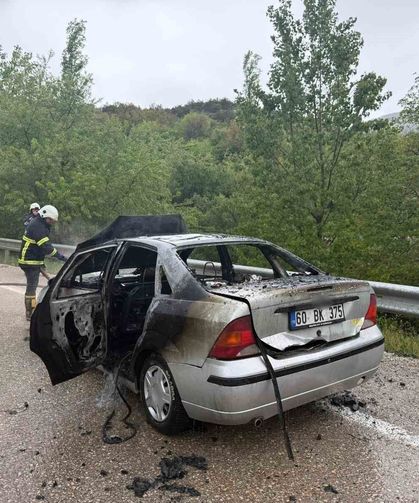 Tokat'ta alev alan otomobil demir yığınına döndü
