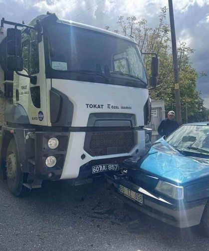 Tokat'ta çöp kamyonu ile otomobil çarpıştı: 2 yaralı