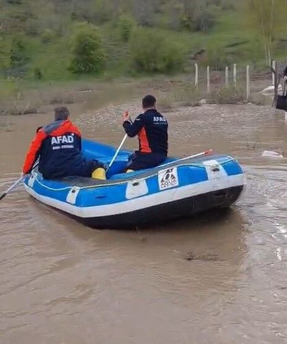 Tokat'ta evlerinde mahsur kalan vatandaşlar AFAD botları ile kurtarıldı