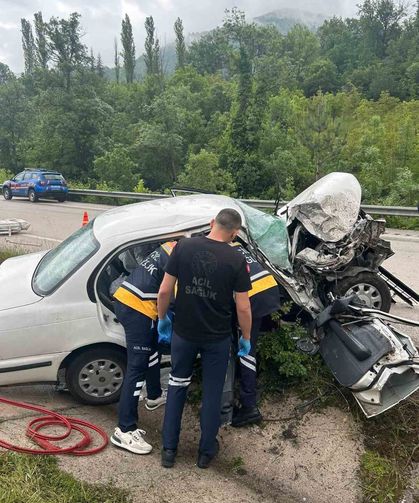 Tokat'ta kazada hurdaya dönen otomobildeki 5 kişi yaralandı