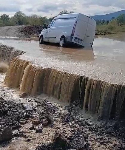 Tokat'ta Kelkit Çayı taştı, araç çöken yolda mahsur kaldı