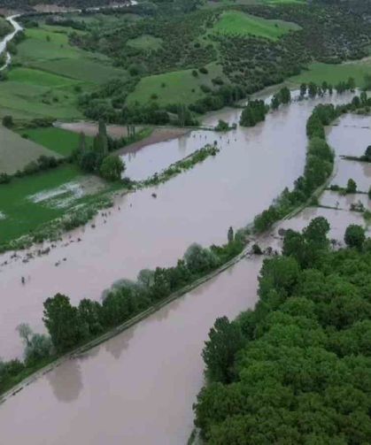 Tokat'ta Kelkit Çayı taştı, köyü su bastı