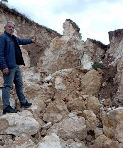 Tokat'ta köy girişindeki heyelan korkuttu