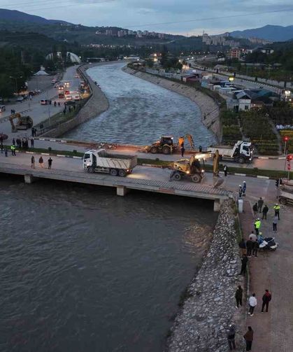 Tokat'ta sel riski nedeniyle Çedaş Köprüsü'nün yıkımına başlandı