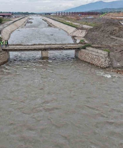 Tokat'ta taşkın riskine karşı bir köprü daha yıkılıyor