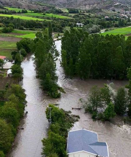 Tokat'ta taşkında mahsur kalan araç son anda kurtarıldı