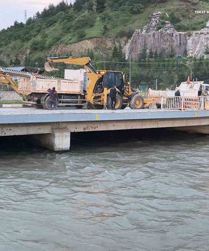 Tokat'ta Yeşilırmak'ın taşması sonucu şehir için taşkın riski oluşturan Çedaş Köprüsü'nün yıkımı için Tokat Belediyesi ekipleri tarafından çalışma başlatıldı.