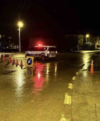 Turhal'da taşkın riskine karşı bazı cadde ve sokaklar araç trafiğine kapatıldı