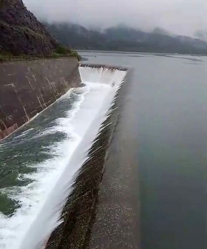 Yeşilırmak'ta taşkına neden olacağı öngörülen Almus barajı dolusavakında debi artıyor