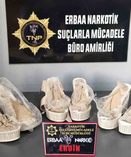 Yüksek ökçelerinden eroin çıktı