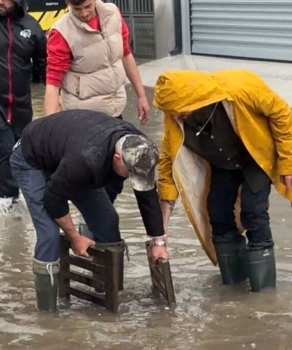 Zile'yi sağanak vurdu, iş yerleri sular altında kaldı