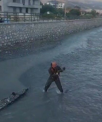 Çaya düşen yavru kediyi Turhal itfaiye ekipleri kurtardı