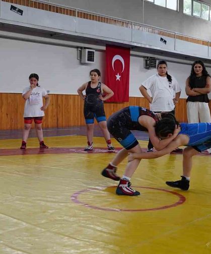 Kız çocuklarının güreş hayali Nesrin Baş'la büyüyor