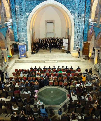 TOGÜ Tazelenme Üniversitesi'nde 60 yaş üstü öğrenciler kep attı