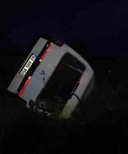 Tokat'ta minibüs takla attı: 1 yaralı