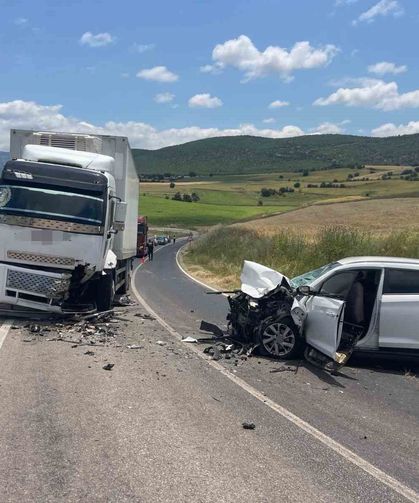 Tokat'ta otomobil ile kamyon çarpıştı: 4 yaralı
