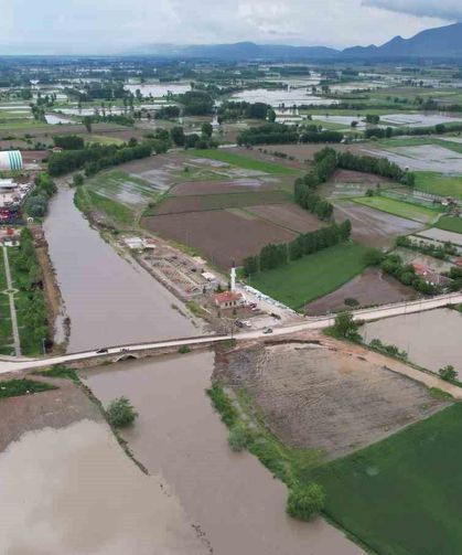 Tokat'ta Yeşilırmak taştı, 8 asırlık taş köprünün üç gözü su altında kaldı