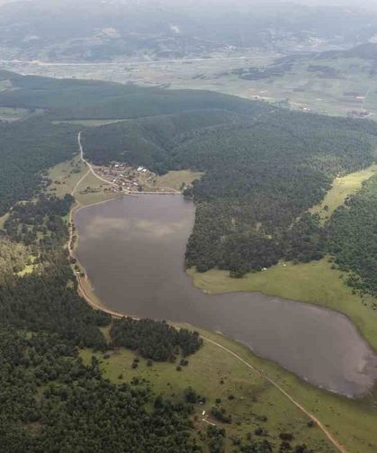 Yağışlar göleti doldurdu, yayla yolu su altında kaldı