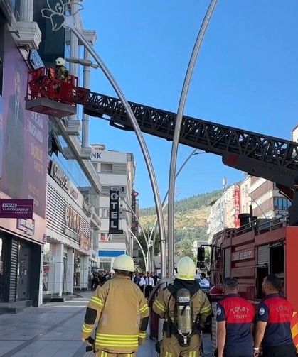 İş merkezindeki yangın büyümeden söndürüldü.