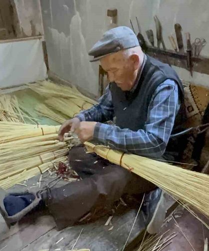 Kemal dede 60 yıldır geçimini ot süpürgeden sağlıyor