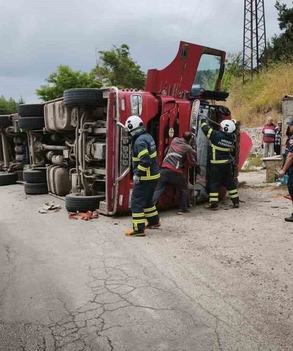 Niksar'da kamyonet devrildi: 3 yaralı