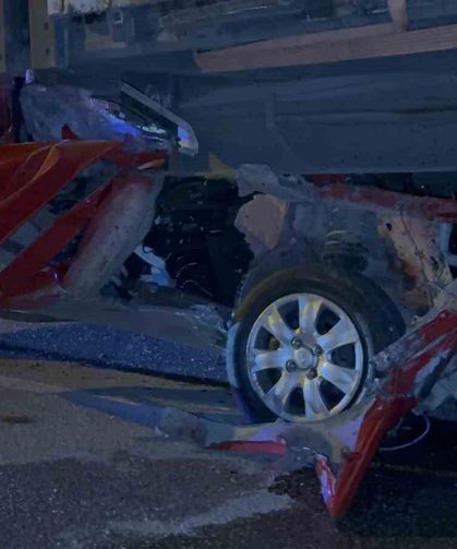 Otomobil tırın dorsesine ok gibi saplandı: 1 ağır yaralı