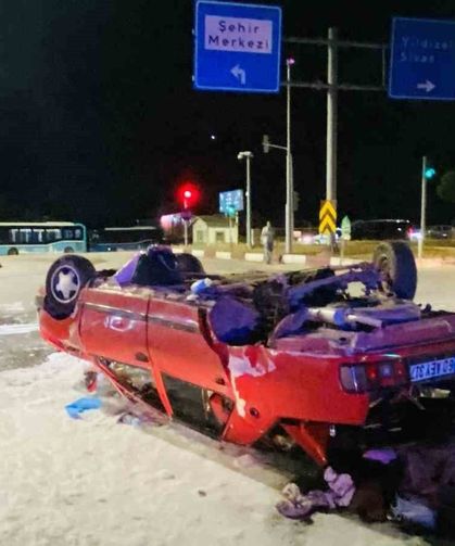 Ters dönen Tofaş'ın içindeki 2 kişi yaralandı