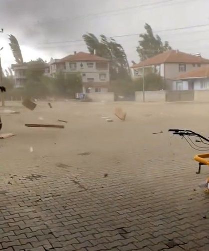 Tokat'ta fırtına ve sağanak hayatı olumsuz etkiledi