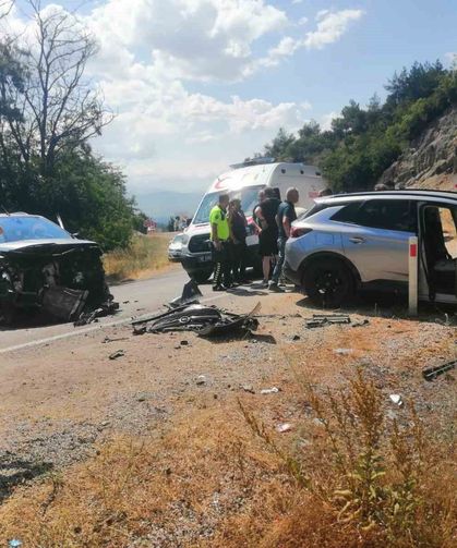 Tokat'ta otomobiller kafa kafaya çarpıştı: 10 yaralı
