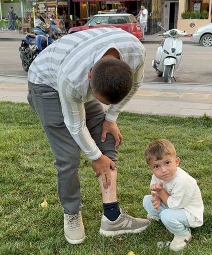 Vücuduna tutunan kene ile yüzük takma merasimine katılan besici, tehlikeyi hiçe sayarak 'Keneyi besiye aldık' dedi